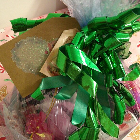 Merry & Matte - 21-Piece Christmas Makeup Gift Basket, Holiday Gifts for Her - Picture 6 of 6